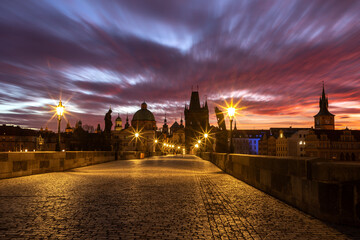 Obraz premium charles bridge with sunbeams at dawn