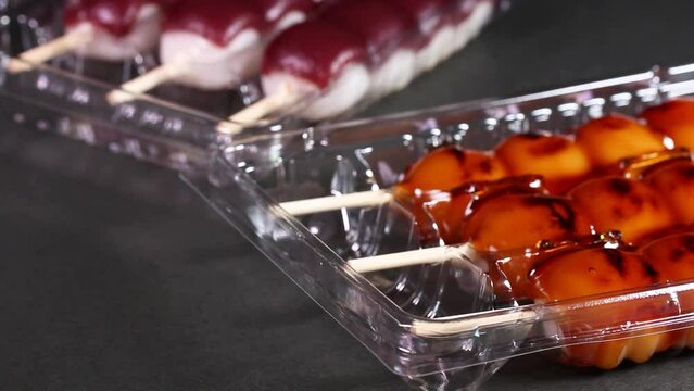 パックに入った団子　回転