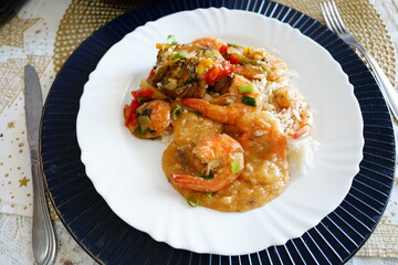 Prato com Ensopado de Camarão, Arroz e Pirão
  