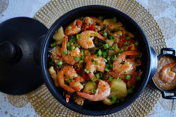 Panela com Ensopado de Camarão