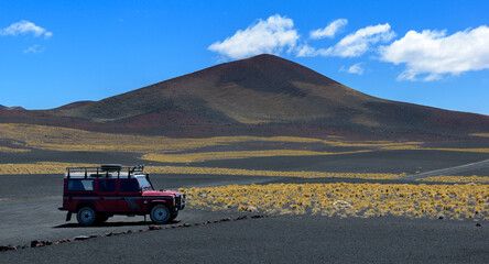 Automóvil 4x4 en paisaje colorido desértico volcánico - La Payunia - Mendoza - Argentina © FCOLOMBATTI