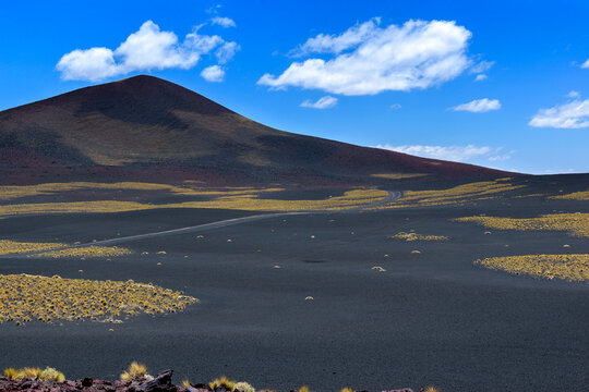 Paisaje colorido des&eacute;rtico volc&aacute;nico - La Payunia - Mendoza - Argentina