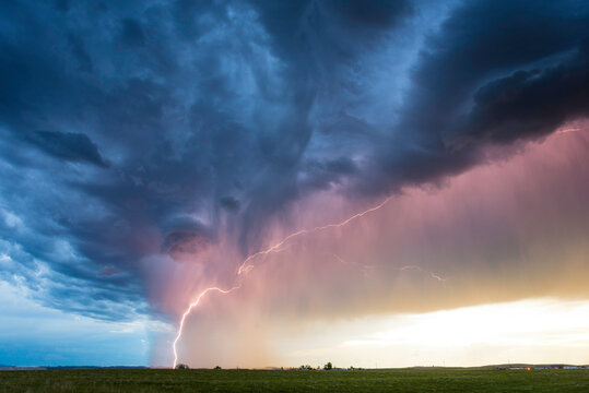 Huge Lightning Bolt Lights Up Storm Clouds Amazing Colours
