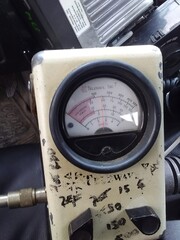 Watimetro analógico utilizado para medición de potencia de transmisión de un equipo de radio