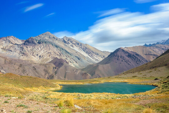 Paisaje monta&ntilde;oso de laguna verde con nubes en larga exposici&oacute;n - Laguna Horcones - Parque Provincial Aconcagua - Mendoza - Argentina