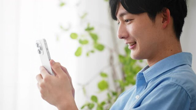 私服姿の若い男性　ライフスタイルイメージ	
