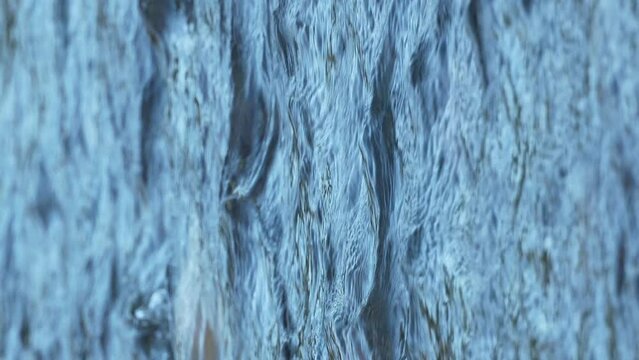 【縦長ビデオ】美しい清流のスローモーション