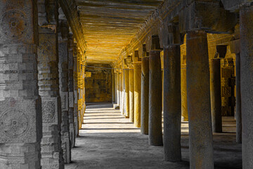 Obraz premium The Varadharaja Perumal Temple and Lord Atthi Varadar Perumal god statue inside the pond, Kanchipuram, Tamil Nadu, South India - Sculptures, archeological, Religion and Worship scenario image.