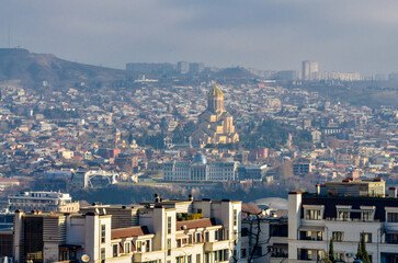 Obraz premium Holy Trinity Cathedral of Tbilisi aerial view from Mtatsminda-Narikala trail