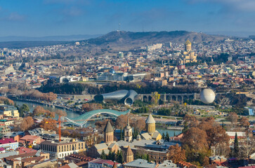 Fototapeta na wymiar Kura river, Bridge of Peace and Dzveli Tbilisi scenic view from Narikala fortress walk