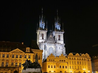 チェコ　プラハ　夜のティーン教会