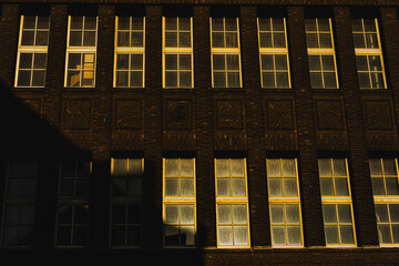 Eine Fensterfront eines leerstehendem Gebäudes.