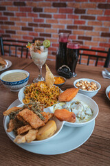 Fotografias de comida peruana marina, en una cevicheria tipica del Perú, donde se puede ver ceviche, arroz con mariscos, trio marino.