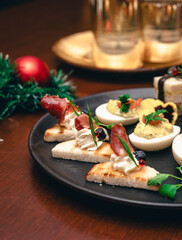 Fotografías de una cena de navidad con elementos navideños como bolas de navidad, pino y velas. by Yuri Ugarte Céspedes.