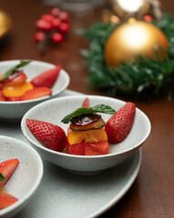 Fotografías de una cena de navidad con elementos navideños como bolas de navidad, pino y velas. by Yuri Ugarte Céspedes.
