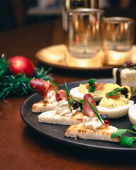 Fotografías de una cena de navidad con elementos navideños como bolas de navidad, pino y velas. by Yuri Ugarte Céspedes.