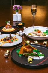 Fotografías de una cena de navidad con elementos navideños como bolas de navidad, pino y velas. by Yuri Ugarte Céspedes.