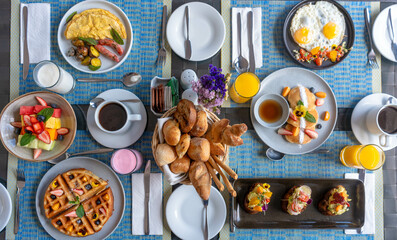 Fotografías de desayunos en un hotel de lujo, donde se puede observar, ensalada de fruta, huevos...