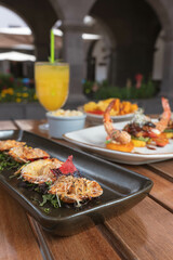 Fotografias de platos de comida tipica del Perú, ceviche, tiradito, camaron y mejillones.