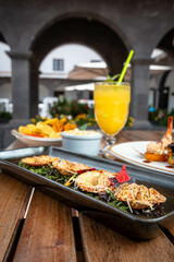 Fotografias de platos de comida tipica del Perú, ceviche, tiradito, camaron y mejillones.