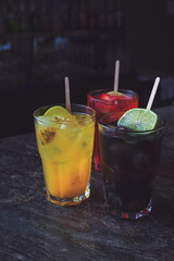 Fotografías de chilcanos en la barra de un bar, Bebida típica del Perú 