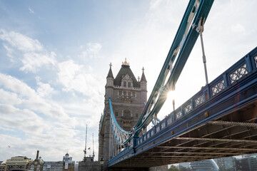 Fototapeta na wymiar Die Schloßbrücke im Sonnenschein in London