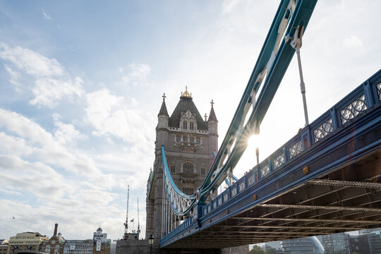 Die Schloßbrücke im Sonnenschein in London