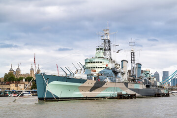 Naklejka premium Altes Kriegsschiff auf der Themse als Museumsschiff