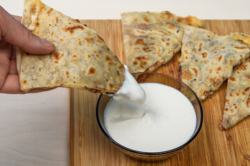 Quesadilla zanurzana w sosie czosnkowym, trójkąty z tortilla z serem © Paweł Kacperek