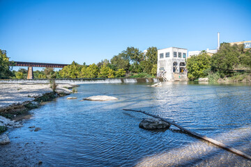 Guadalupe river mit kleinem Staudamm