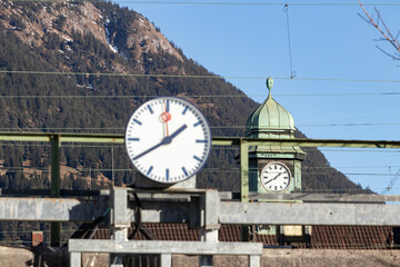 Fototapeta na wymiar Uhr am Bahnhof Garmisch Partenkirchen