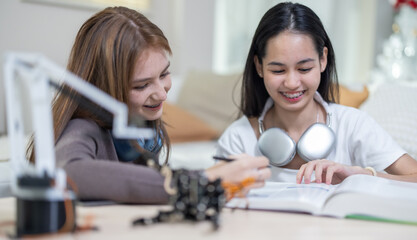 Obraz premium College students use STEM robot for hands-on learning, merging engineering, problem-solving at home