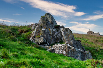 Felsen neben eines Wanderweges in St. Ives