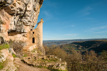 Fototapeta na wymiar Chateau des Anglais, a 13th century castle built iinto a cliff above the village of Autoire in the Lot region of France