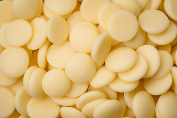 Round granules of sweet confectionery chocolate as an ingredient for preparing desserts