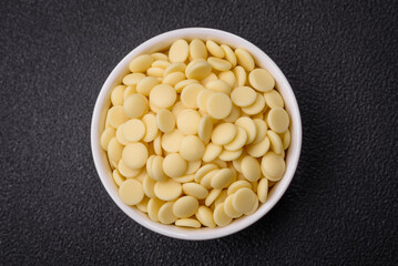 Round granules of sweet confectionery chocolate as an ingredient for preparing desserts