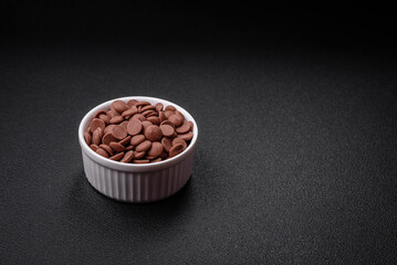 Round granules of sweet confectionery chocolate as an ingredient for preparing desserts