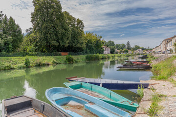 Embarcadère des promenades en barque dans le Marais poitevin, à Coulon