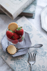 ブラウニーと苺のおやつ