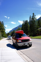 Voiture sur la route avec un canot dans les Rocheuses canadiennes. Prise à Banff, Alberta, Canada. - 701036618