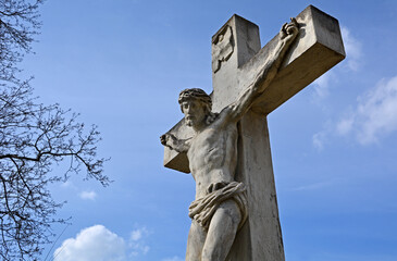 Grosses Sandsteinkruzifix, Friedhofskreuz, Jesus am Kreuz