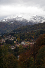 Fototapeta na wymiar Splendida vista delle Montagne innevate dal Parco della Burcina Biella