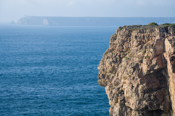 Fototapeta na wymiar Okolica latarni Farol do Cabo de São Vicente,. Atrakcja turystyczna, klify Sagres Portugalia
