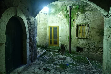Photo sur Plexiglas Ruelle étroite A narrow street between the old houses of Caiazzo, a medieval village in the province of Caserta, Italy.