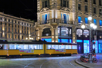 tram giallo in movimento di notte  in centro città a milano in italia in europa, yellow streetcar...