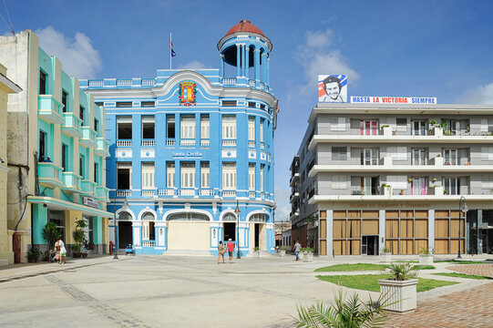 Town square known as Plaza de los Trabajadores, one building featuring on top a large photograph of Ernesto Che Guevara, famous revolutionary and political figure, in Camaguey, Cuba