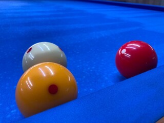 Bolas de billar blanca, roja y amarilla, para juego con paño azul