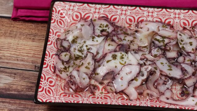 carpaccio d'encornets, en gros plan, dans un plat 