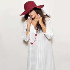 modelo con sombrero