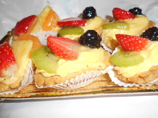 italian little cakes rith fruits
